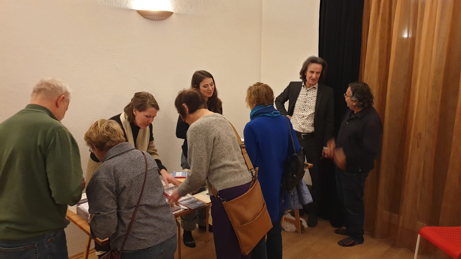 Gespräche der Autor:innen und Zuhörer:innen bei der Lesung der besonderen Art in Freiburg