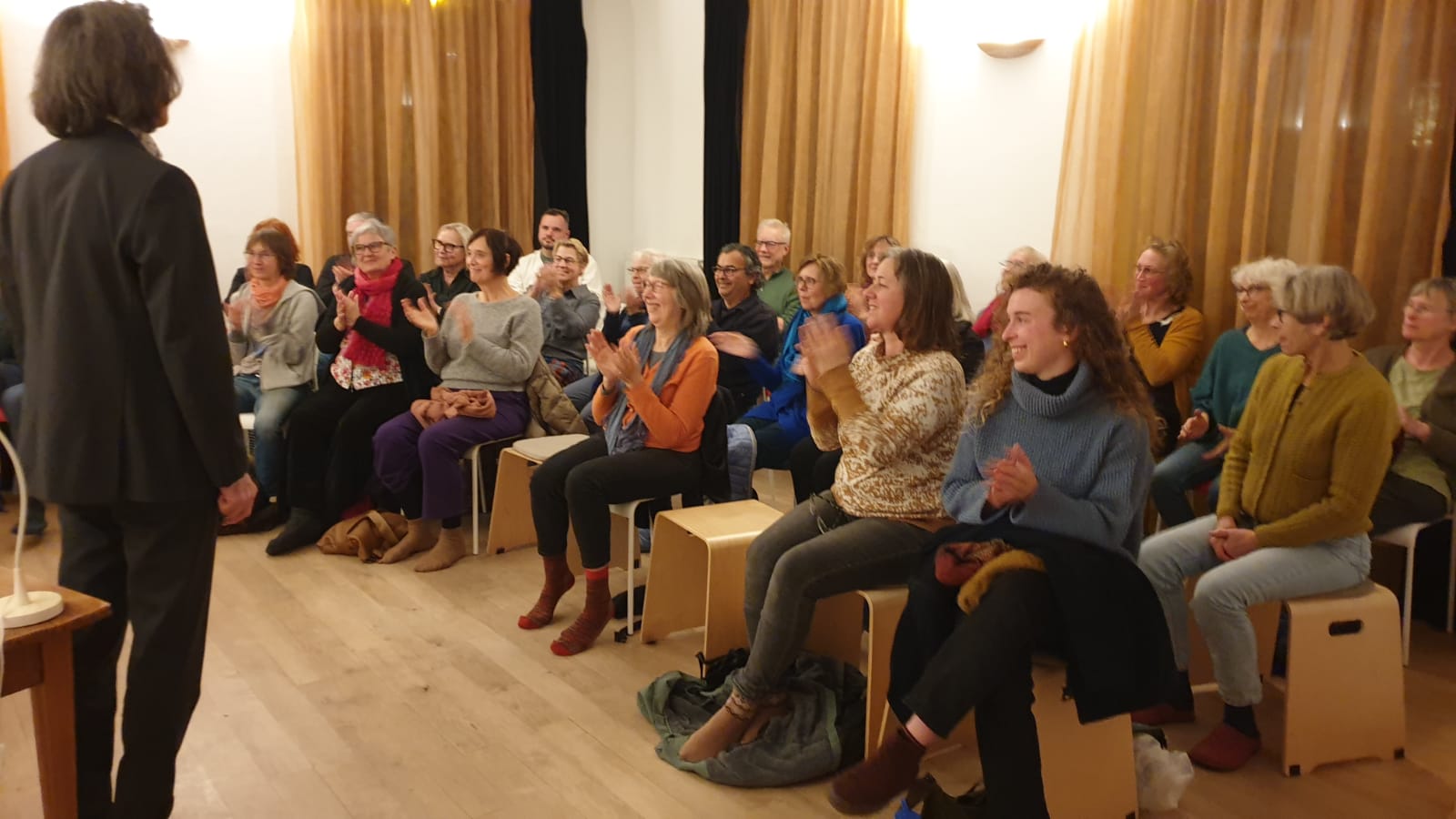 Die vier Freiburger Buchautor:innen werden herzlich beklatscht