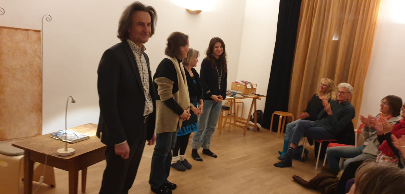 Auf der Lesung der besonderen Art stellen sich die vier Buchautor:innen den Fragen des Publikums