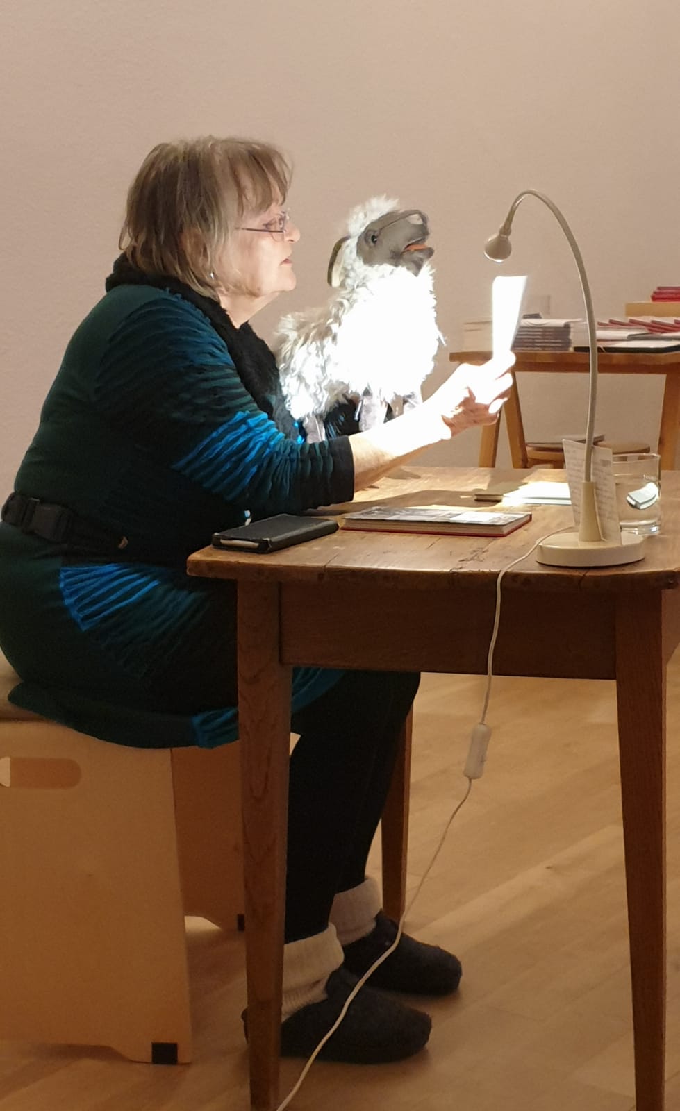 Gabi B. Moravcik liest bei der Lesung der besonderen Art in Freiburg