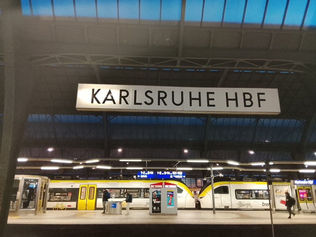 Karlsruhe Hauptbahnhof, ab Gleis 2 geht's zurück nach Freiburg  